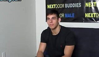 Sturdy amateur wanking his shaved rod on casting couch