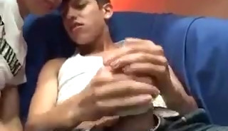 Wilfrido toma lecciones sexuales de pies con Sebastián
