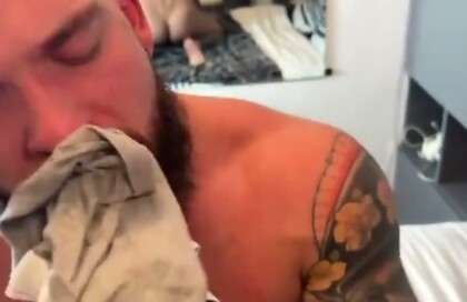 French alpha serviced by a muscle guy