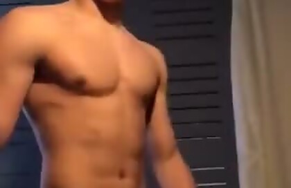 Ginasta gostoso batendo punheta