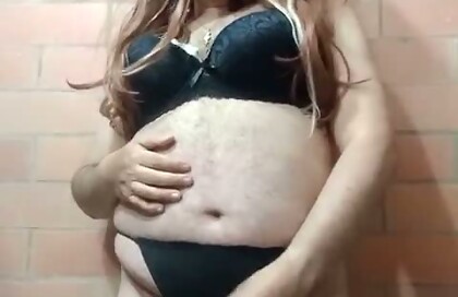 Travesti latina en ropa interior negra
