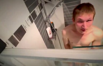 Pepa jerked off in the bedroom, then takes a shower... Big dick