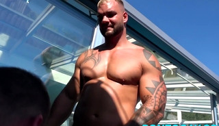 Gay Daddy carente levando pau grande de dois gatos dotados